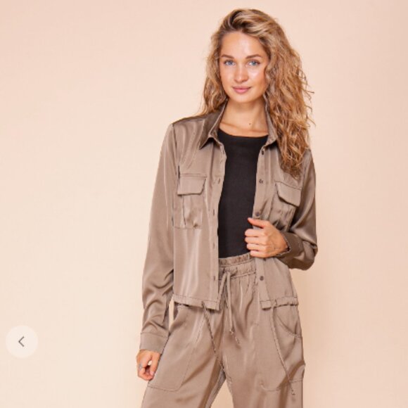 LONG SLEEVE SATIN LOOK BLOUSE/JACKET♥️ - Picture 1 of 1